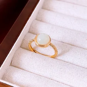 Elegante anillo ajustable bañado en oro de 18 quilates con piedra blanca redonda