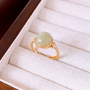 Lujoso anillo bañado en oro de 18 quilates con piedra cabujón verde y detalles de circón