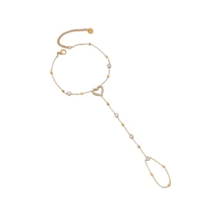 Élégant bracelet bague en acier inoxydable avec cœur et cristaux blancs sur fond blanc.