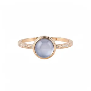 Elegante anillo abierto bañado en oro de 18K con una gran piedra redonda azul grisáceo