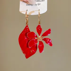 Elegantes pendientes asimétricos de esmalte rojo con motivos de flores y hojas rojas