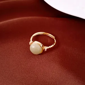 Primer plano de un anillo ajustable de oro de 18k con una piedra redonda