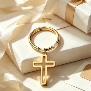 Detalle de cerca de un llavero de cruz hueca de oro minimalista en una elegante caja de regalo
