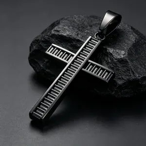 Primer plano de un colgante de cruz de acero de titanio negro con ranuras verticales