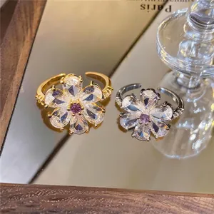 Elegante funkelnde Zirkonia-Blumenringe in Gold- und Silberoptik für modebewusste Frauen