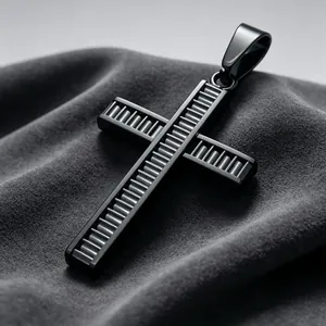 Primer plano de colgante de cruz de acero de titanio negro con textura acanalada