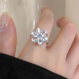 Nahaufnahme eines funkelnden Zirkonia-Blumenrings am Finger mit elegantem Design