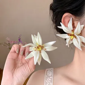 Pendientes de Botón de Flores de Acrílico Estilo Fresco Dulce Blanco Amarillo Pétalos en Capas Pendientes Florales Mujer Joyería