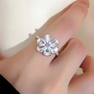 Elegante Detailansicht eines funkelnden Zirkonia-Blumenrings an einem Modellfinger