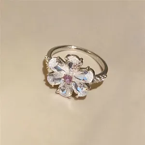 Detaillierte Nahaufnahme eines funkelnden Zirkonia Blumenrings mit Silberschliff