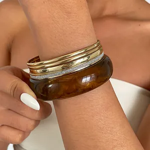 Gedetailleerd overzicht van vijfdelige retro goudmetalen en bruin marmeren hars armbandset