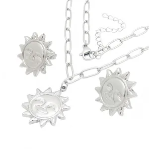Parure bijoux vintage relief soleil avec collier chaîne trombone et boucles d'oreilles