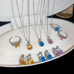 Makroaufnahme eines eleganten Zirkon-Schmucksets mit Halsketten, Ringen und Ohrringen