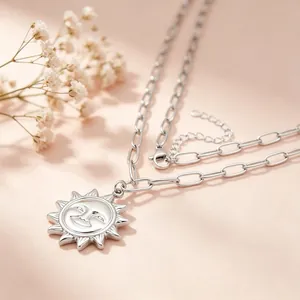 Collier vintage avec pendentif visage de soleil et chaîne trombone argentée chic