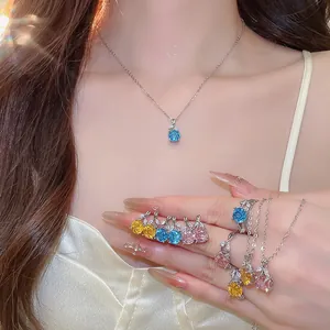 Detailansicht des koreanischen INS-Zirkon-Blumenschmucksets mit Halskette, Ohrringen und Ringen.