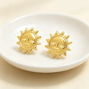 Vue détaillée des boucles d'oreilles en acier titane plaqué or 18 carats avec soleil.