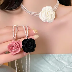 Collier de Perles Artificielles Multirangs Avec Grande Fleur de Camélia en Tissu Élégant Douce Chaîne de Clavicule Superposée pour Femme