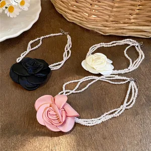 Collier de perles multicouche élégant avec pendentifs fleurs en tissu fait main
