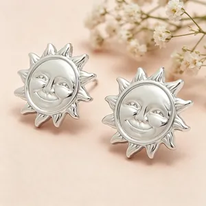 Boucles d'oreilles clous vintage soleil relief argenté pour femme avec sourire