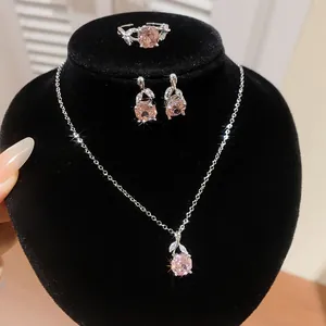 Nahaufnahme eines eleganten Schmucksets mit rosa Zirkon, Halskette, Ohrringen und Ring.