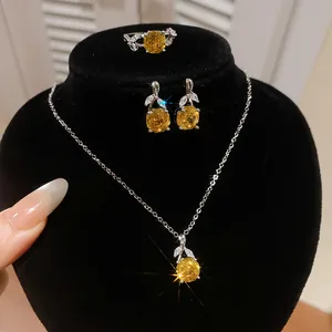 Exquisite Detailansicht eines gelben Zirkon-Blumenschmucksets auf einer Samt-Büste.