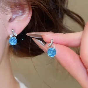 Detailansicht der blauen Zirkon-Blumenohrringe mit funkelndem Rosenschliff-Effekt
