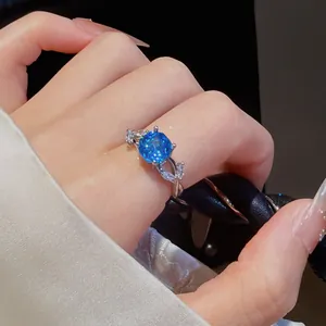Nahaufnahme eines Silberrings mit leuchtend blauem Edelstein und Zirkonia-Akzenten