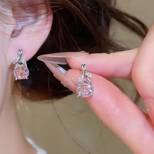 Detailansicht eines eleganten Ohrrings mit rosa Zirkonia-Blume und Blattverzierung