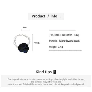 Détail du collier de perles multicouche avec fleur en tissu noir et dimensions