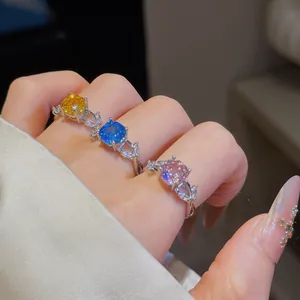 Detailansicht von drei Ringen mit bunten Zirkonia im koreanischen Stil auf Hand