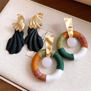 Einzigartige Hängeohrringe-Set mit goldenen Metallmuscheln, schwarzem Harz und Baumwollseil