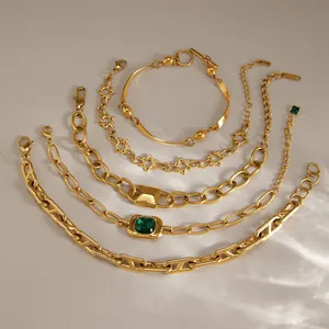 Colección de pulseras de lujo de acero dorado con detalles de esmeralda y eslabones de cadena