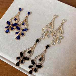 Elegante luxuriöse Strass-Ohrhänger in Tropfenform in Blau, Schwarz und Transparent