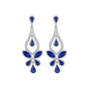 Elegante silberfarbene Tropfenohrringe mit funkelnden Diamanten und blauen Tropfsteinen.