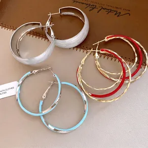 Lot de créoles élégantes en argent avec finitions torsadées rouge, bleu et blanc.
