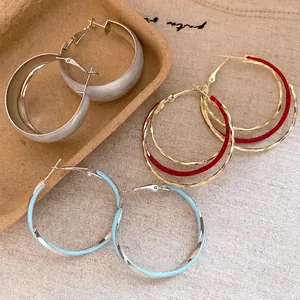 Élégant lot de créoles torsadées en émail en plusieurs couleurs et finitions variés.