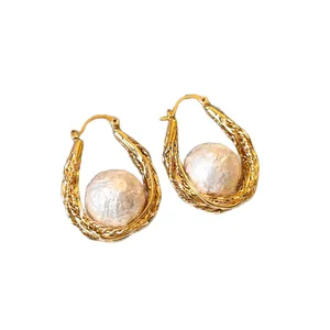 Boucles d'oreilles créoles vintage plaquées or 18 carats avec maille et perle blanche