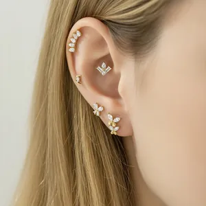 Pendientes de mariposa de acero inoxidable dorado con piedras de circonita cúbica brillantes