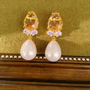 Boucles d'oreilles goutte élégantes plaquées or avec zircon champagne et perles roses de luxe