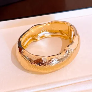 Bracelet jonc ovale doré à texture ondulée au design vintage luxueux pour femme