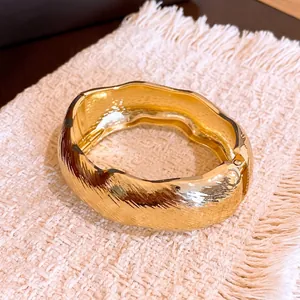 Bracelet jonc ovale doré de luxe avec texture ondulée et design rétro minimaliste pour femme