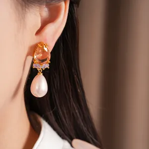 Vue détaillée de boucles d'oreilles élégantes en zircon et perles poires sur le lobe