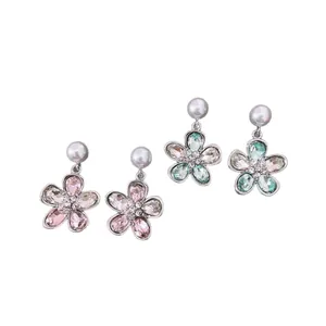 Silbernadel-Blumenohrringe mit Kristallen und Perlen in Pink und schönen Blaugrün.