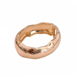 Bracelet jonc ovale minimaliste à texture ondulée avec une finition or rose élégante