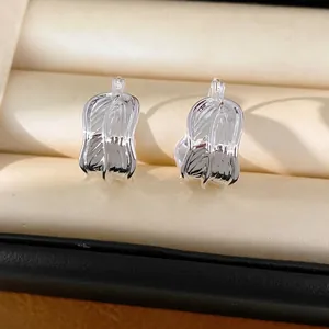 Minimalistische zilverkleurige geplooide oorringen met elegante getextureerde afwerking