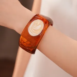 Bracelet jonc élégant en résine ambrée avec un insert ovale tourbillon crème pour femme