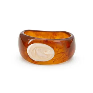 Large bracelet jonc en résine ambrée marbrée avec insert ovale blanc tourbillonnant