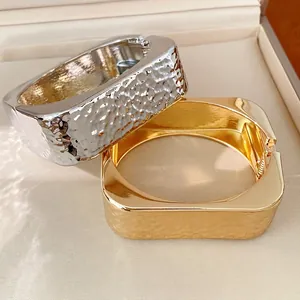 Brazaletes rectangulares de lujo en metal martillado grueso, tonos dorado y plateado