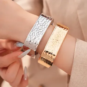 Elegantes brazaletes rectangulares de metal martillado en oro y plata para mujer