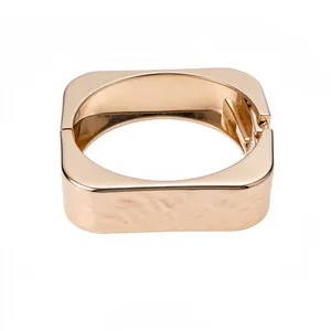 Elegante brazalete rectangular de metal en oro rosa con textura martillada para mujer